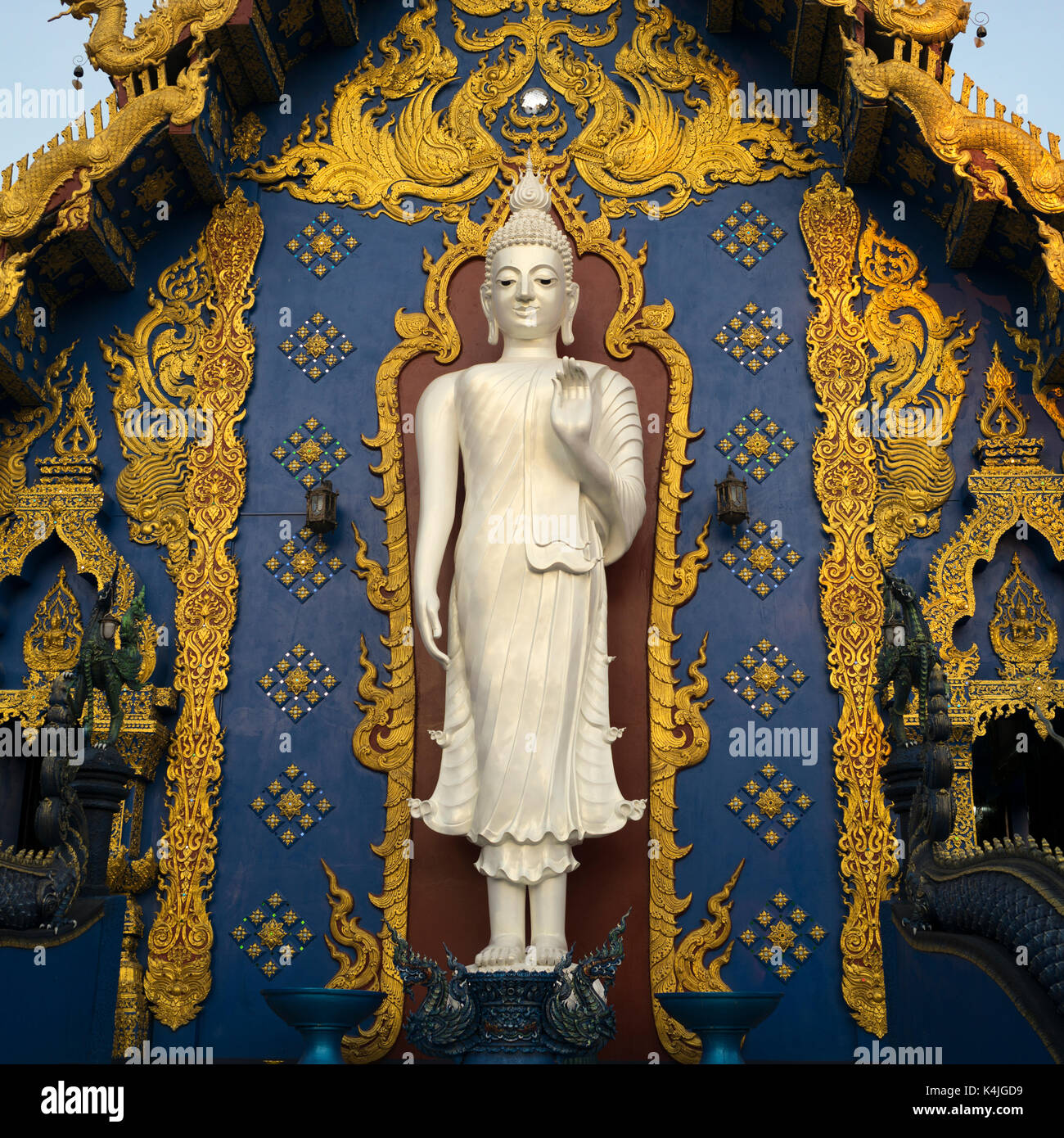 Statua di Buddha a tempio, rong suea dieci tempio, Chiang Rai, Thailandia Foto Stock