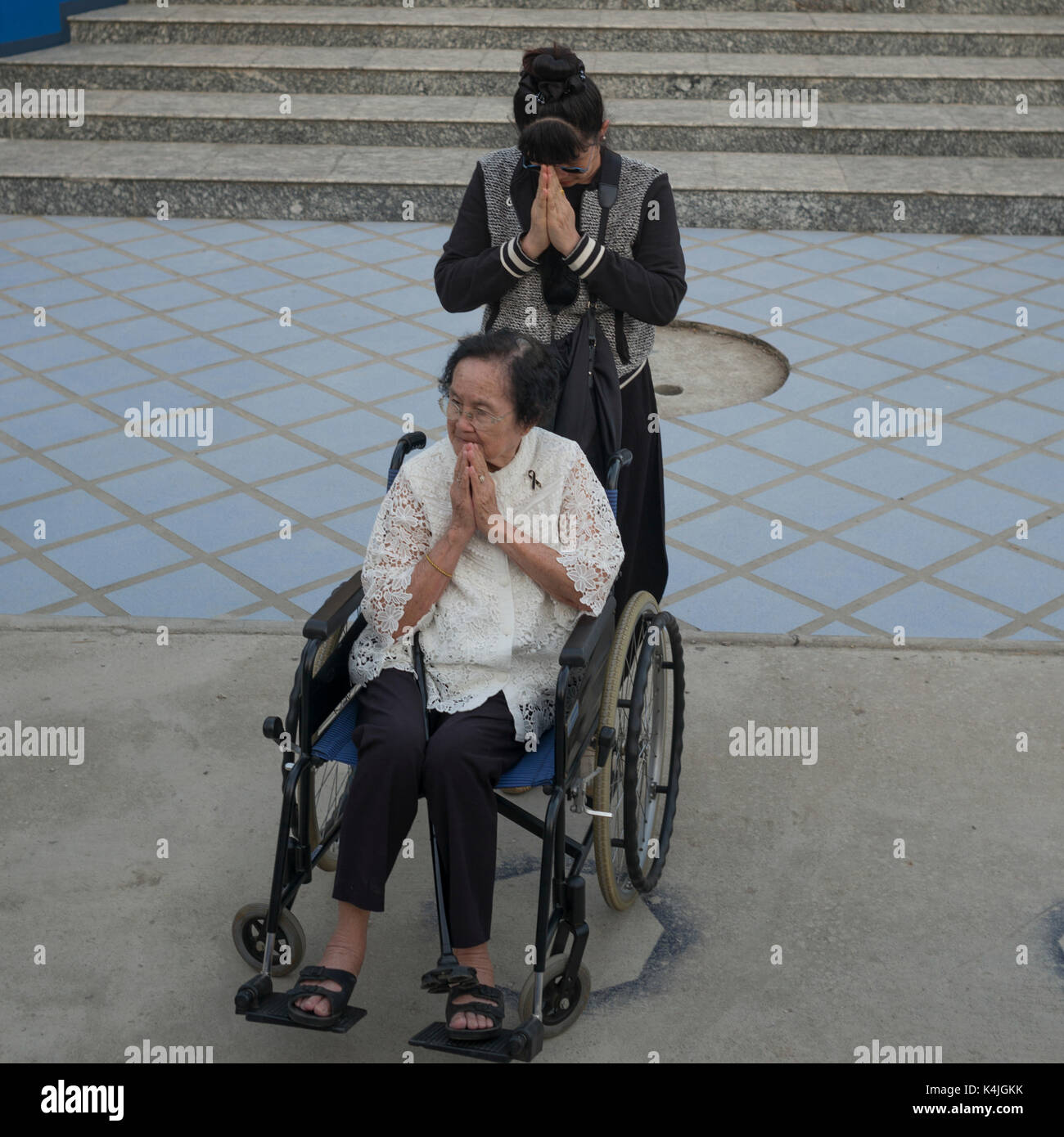 Due donne pregando in rong suea dieci tempio, Chiang Rai, Thailandia Foto Stock