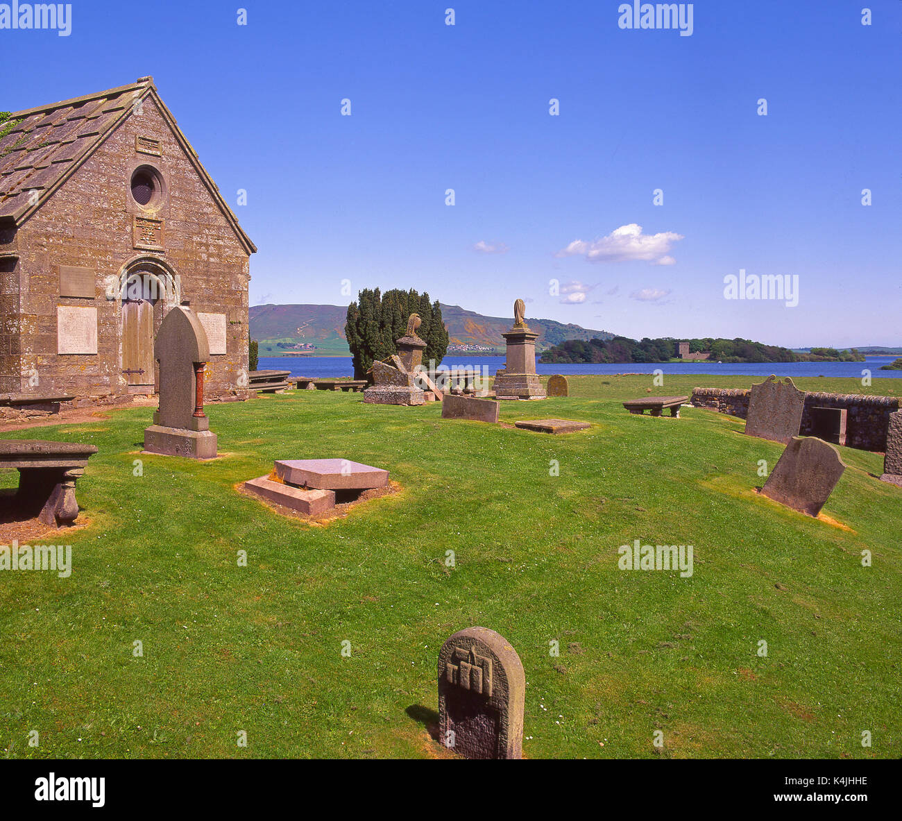 Vista estiva di Loch Leven e Loch Leven Castle dalla chiesa vicino al molo a sud di kinross house, Kinross-shire Foto Stock