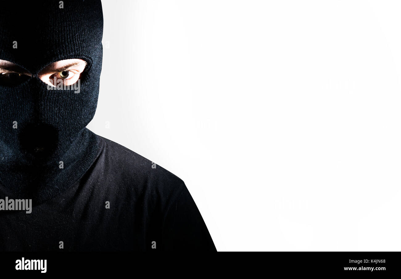 Uomo in un passamontagna ritratto, un ladro su sfondo bianco Foto stock -  Alamy