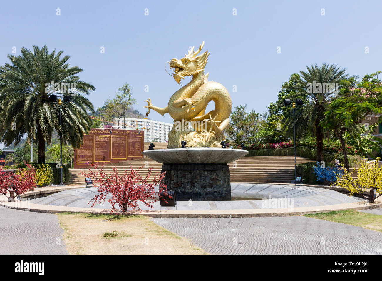 Naga statua e fontana, Queen Sirikit Park, città di Phuket, Tailandia Foto Stock