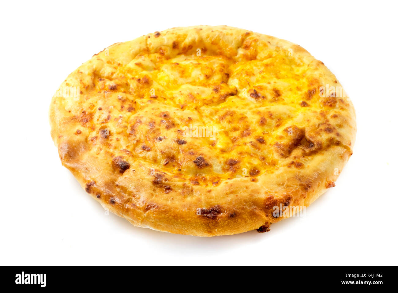 Khachapuri Megruli (formaggio georgiana riempito di pane) su uno sfondo bianco Foto Stock