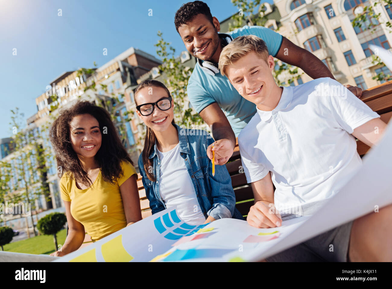 Felici gli studenti a pensare a nuovi dettagli Foto Stock