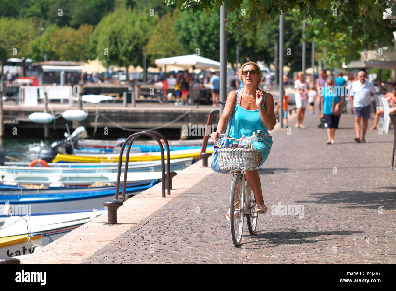 Garda Lago di Garda Italia - donna in bicicletta in bicicletta attorno al lago marina Foto Stock