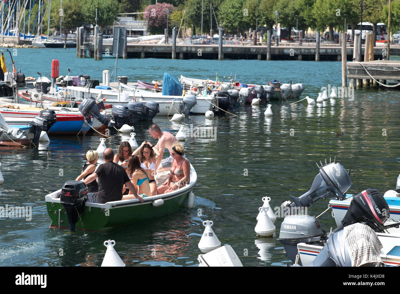 Garda Lago di Garda Italia - un gruppo di turisti insieme di una gita in barca dal lago marina a garda Foto Stock