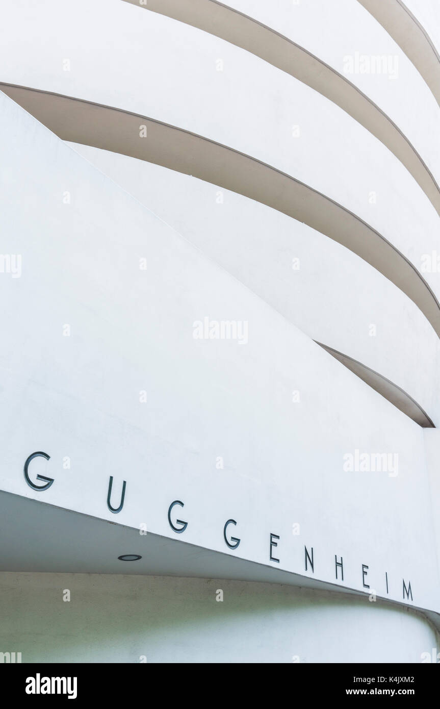 Esterno di Frank Lloyd Wright progettato Solomon R Guggenheim museum, Fifth Avenue, Manhattan, New York City, Stati Uniti d'America, America del nord Foto Stock