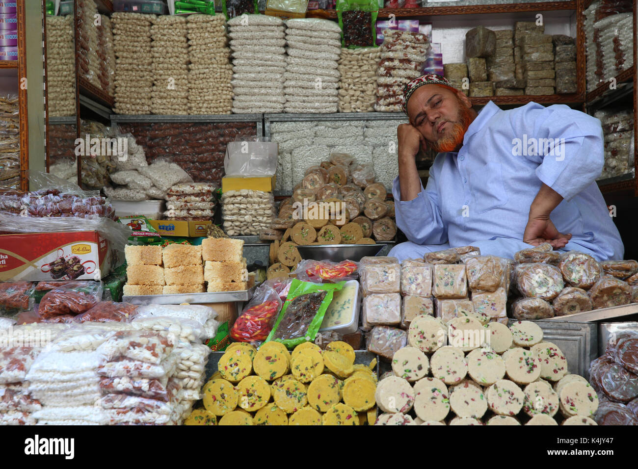 Pasticceria al di fuori di Ajmer dargah sharif, ajmer, Rajasthan, India, Asia Foto Stock