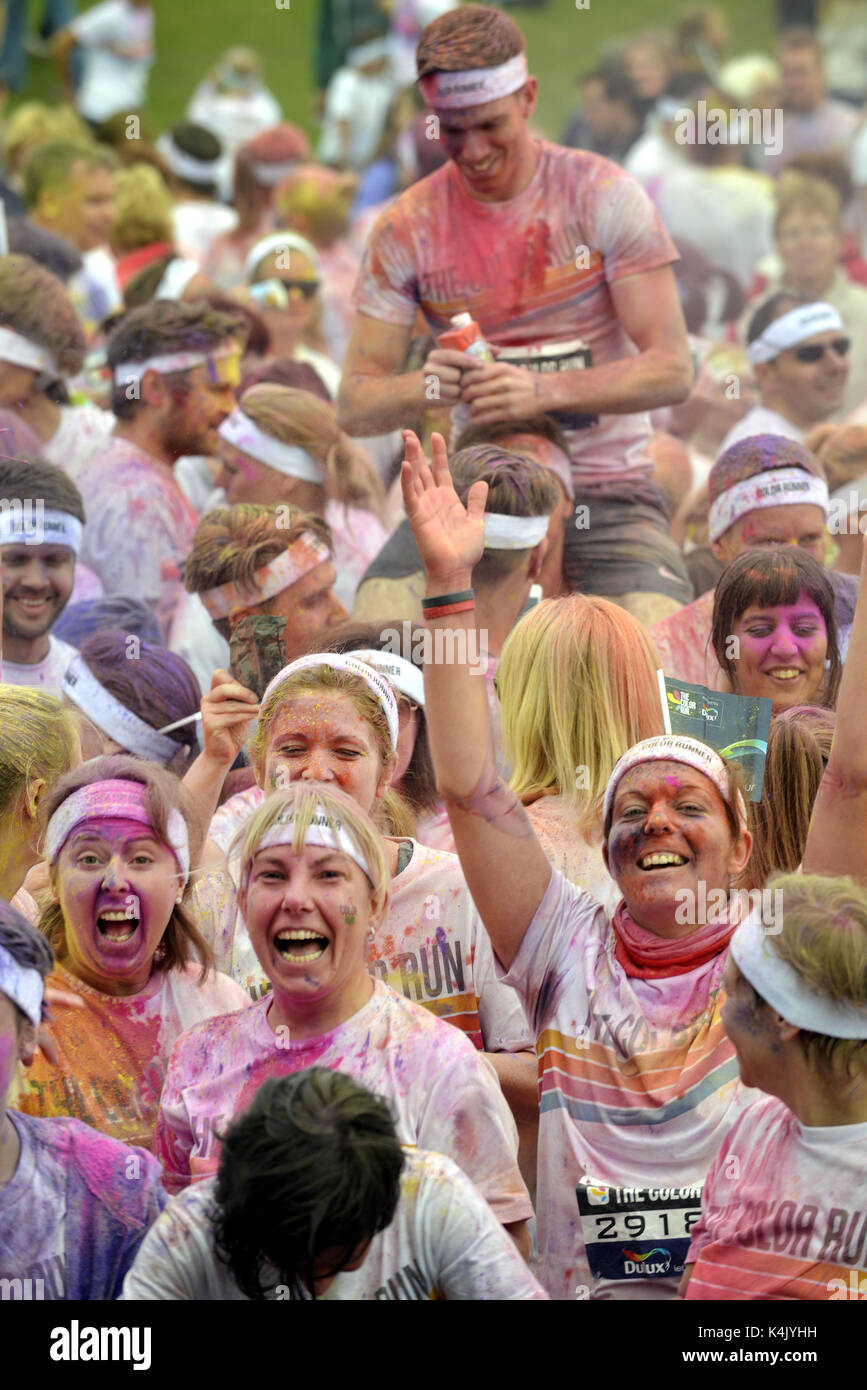 Il colore ESEGUIRE IL COLOUR RUN, 6000 guide su un 5 km di corso su madeira drive, brighton dove sono state coperte di vernice a ciascun Foto Stock