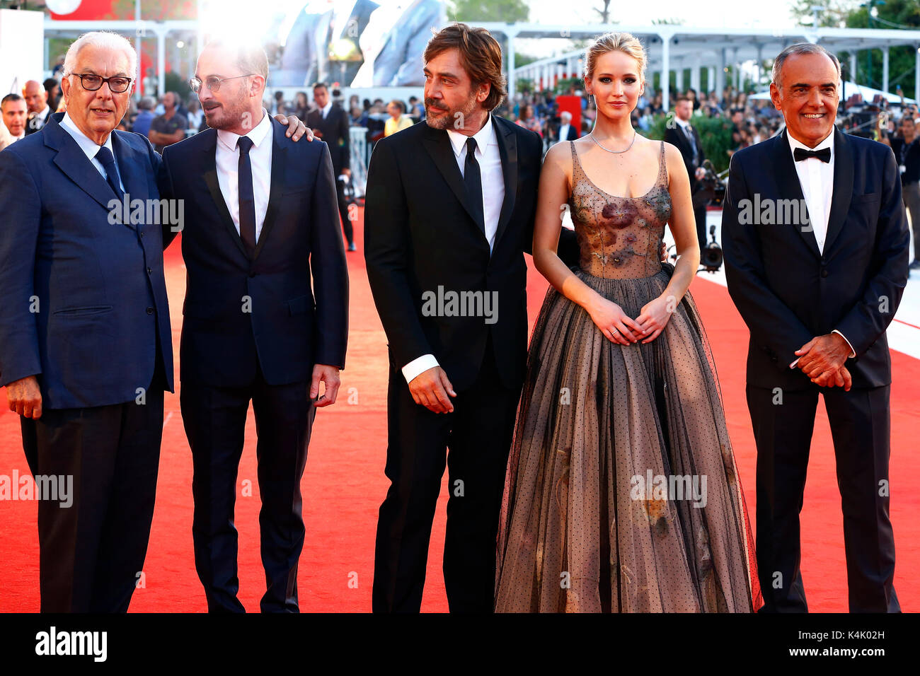 Venezia, Italia. 05 Sep, 2017. Paolo Baratta, Darren Aronofsky, Javier Bardem, Jennifer Lawrence e Alberto Barbera frequentare il 'Maltri!' premiere durante la 74a Mostra del Cinema di Venezia il 05 settembre 2017 a Venezia, Italia. Credito: MediaPunch Inc/Alamy Live News Foto Stock