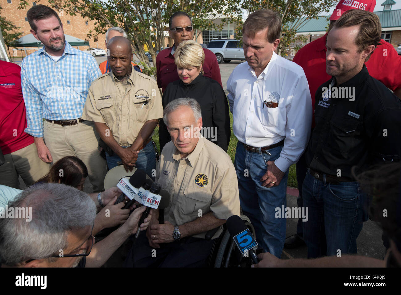 Beaumont, texas usa sept. 5, 2017: texas gov. greg abbott visiti un aiuto centro di distribuzione di forniture per il soccorso come southeast texas continua a cimentarsi con la distruzione di uragano harvey quasi due settimane fa. Credito: bob daemmrich/alamy live news Foto Stock