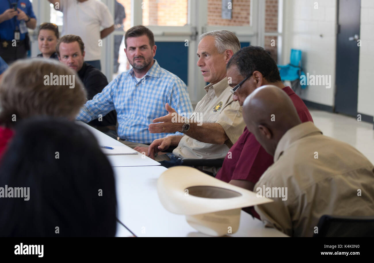 Beaumont, Texas, Stati Uniti d'America sett. 5, 2017: Texas Gov. Greg Abbott visiti un aiuto centro di distribuzione per forniture di rilievo come il Texas continua a cimentarsi con la distruzione di uragano Harvey quasi due settimane fa. Credito: Bob Daemmrich/Alamy Live News Foto Stock