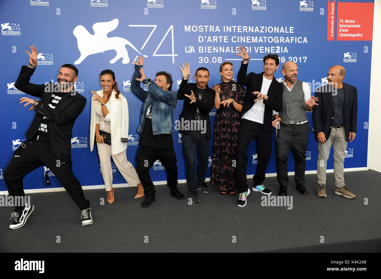 Venezia, Italia. 06 Sep, 2017. 74a Mostra del Cinema di Venezia, Photocall film "Amore e malavita' nell'immagine: Antonio Manetti Marco Manetti, Serena Rossi, Claudia Gerini, Giampaolo Morelli, Luca Tommassini, Raiz, Carlo Buccirosso Credit: Indipendente Photo Agency Srl/Alamy Live News Foto Stock