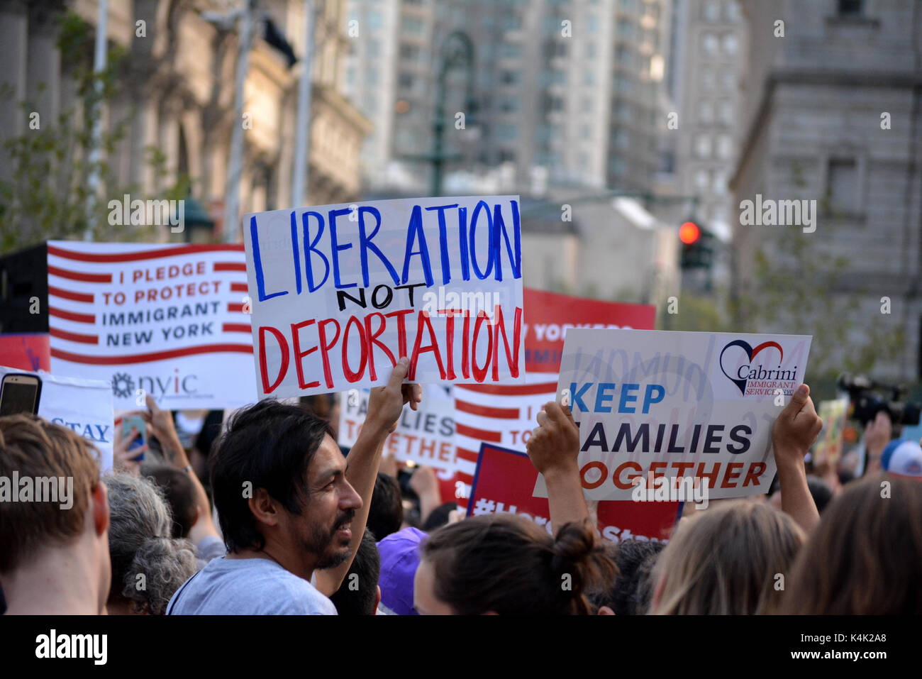 La città di New York, Stati Uniti d'America. 5 Sep, 2017. Persone che protestano Presidente Trump per la decisione di abrogazione DACA politica. Credito: Christopher Penler/Alamy Live News Foto Stock