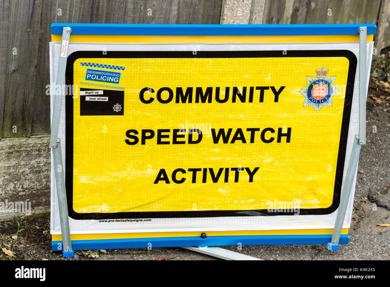 Brentwood Essex 6 Settembre 2017.Community volontari monitorare la velocità dei veicoli con una mano il dispositivo di misurazione. Drivers oltre il limite di velocità vengono inviate una lettera di avvertimento Credito: Ian Davidson/Alamy Live News Foto Stock
