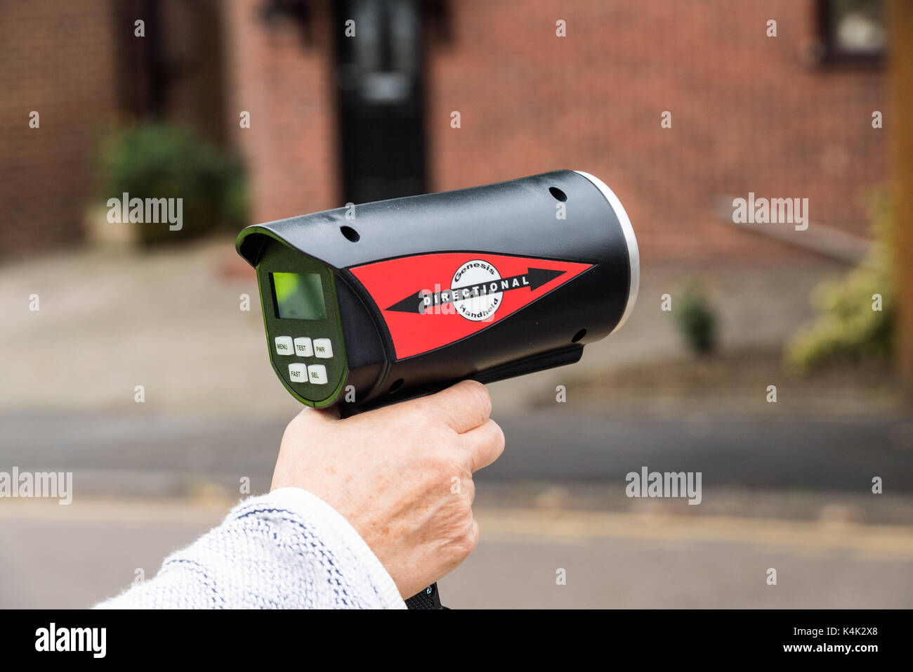 Brentwood Essex 6 Settembre 2017.Community volontari monitorare la velocità dei veicoli con una mano il dispositivo di misurazione. Drivers oltre il limite di velocità vengono inviate una lettera di avvertimento Credito: Ian Davidson/Alamy Live News Foto Stock