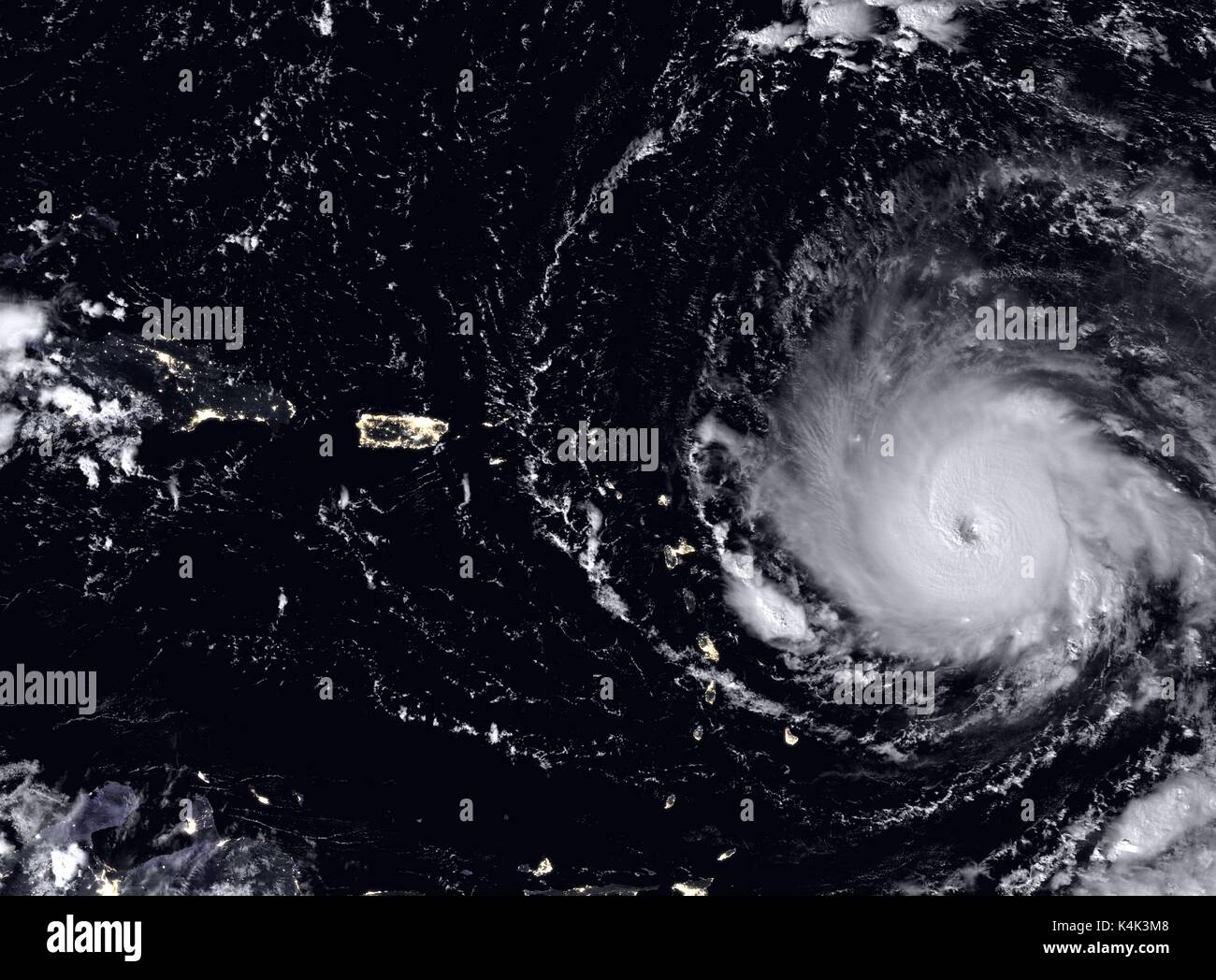 Golfo del Messico, Stati Uniti. 05 Sep, 2017. Uragano Irma, una categoria 5 storm è in avvicinamento le Isole Vergini e Puerto Rico nei Caraibi orientali come si vede dal VA-16 satellite il 5 settembre 2017. Imra è il confezionamento venti di 185 mph che rende più forte uragano mai registrata nell'Oceano Atlantico. Credito: Planetpix/Alamy Live News Foto Stock