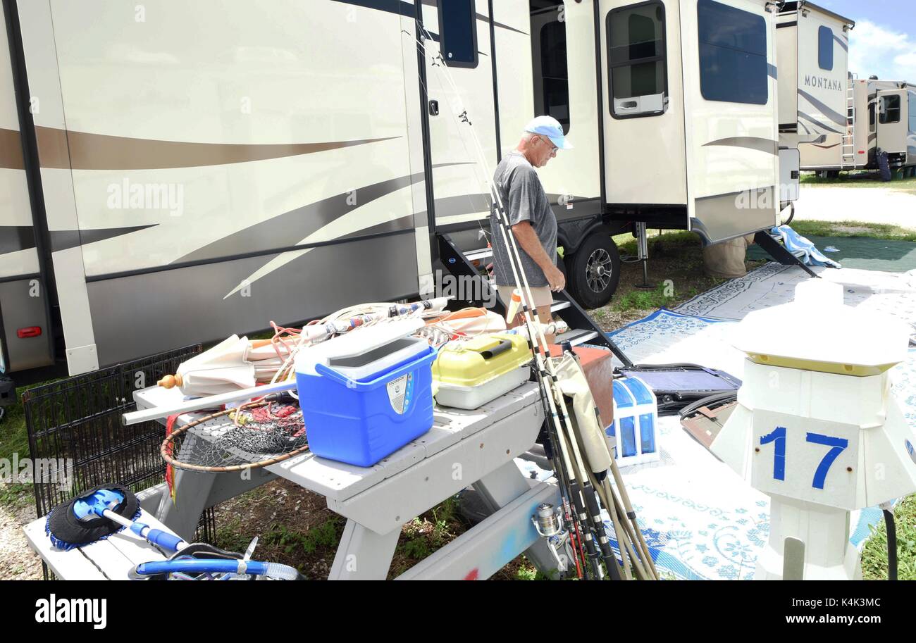 Key West, Stati Uniti. 05 Sep, 2017. James Malloch inizia di imballare e fissando le sue cose nella sua RV come egli si prepara a evacuare dall uragano Irma Settembre 5, 2017 a Key West, Florida. Contea di Monroe i funzionari hanno rilasciato una evacuazione obbligatoria per tutta la Florida Keys in preparazione per l'approdo del pericoloso tempesta. Credito: Planetpix/Alamy Live News Foto Stock