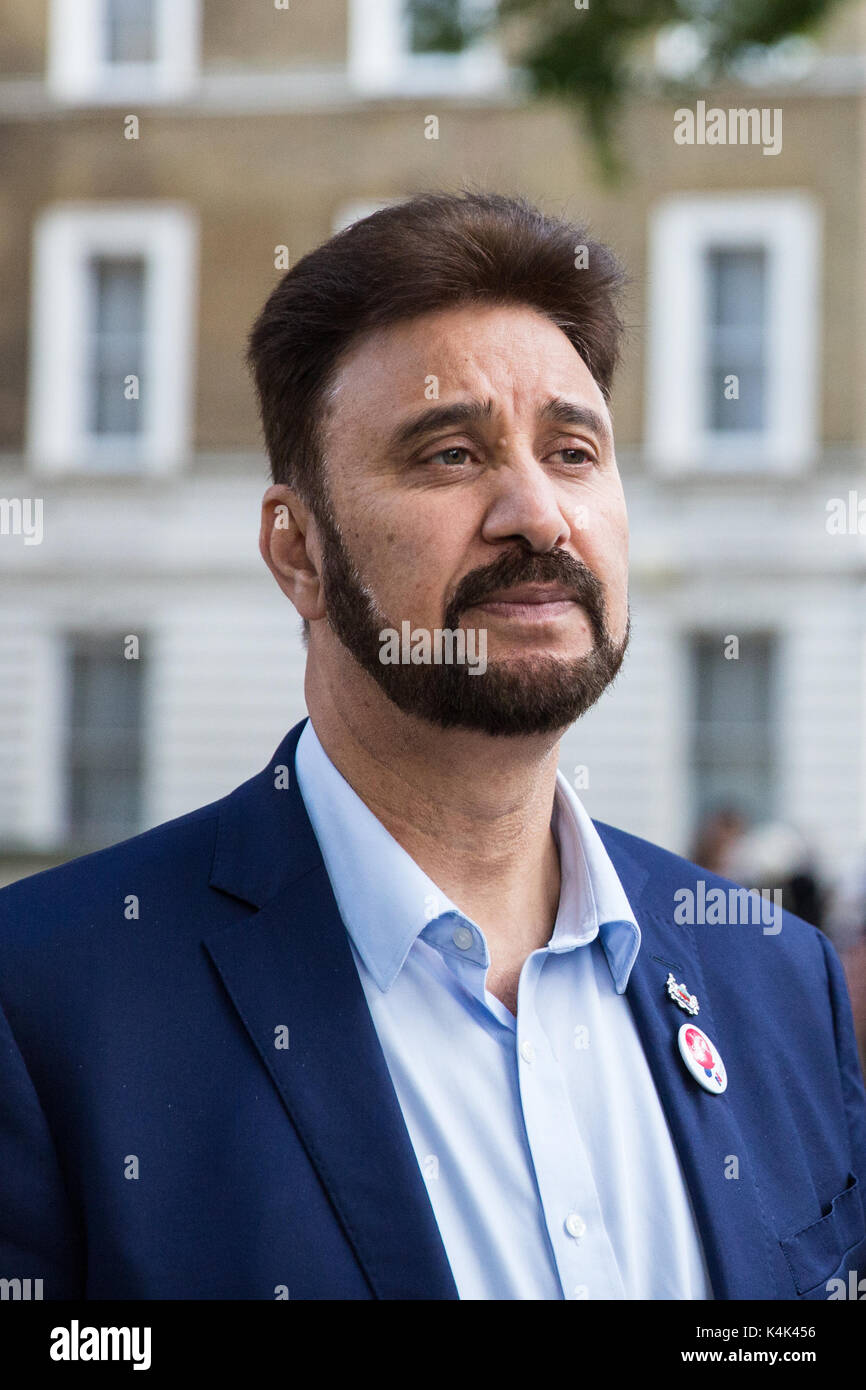 Londra, Regno Unito. 6 Sep, 2017. Afzal Khan, manodopera MP per Manchester Gorton, è stato intervistato da un rally di emergenza di fronte a Downing Street destinato a esercitare pressione sul governo britannico di intervenire per impedire l uccisione di persone Rohingya in Myanmar dall esercito e di sollecitare il Bangladesh e India per assistere i rifugiati Rohingyas dal Myanmar. Credito: Mark Kerrison/Alamy Live News Foto Stock