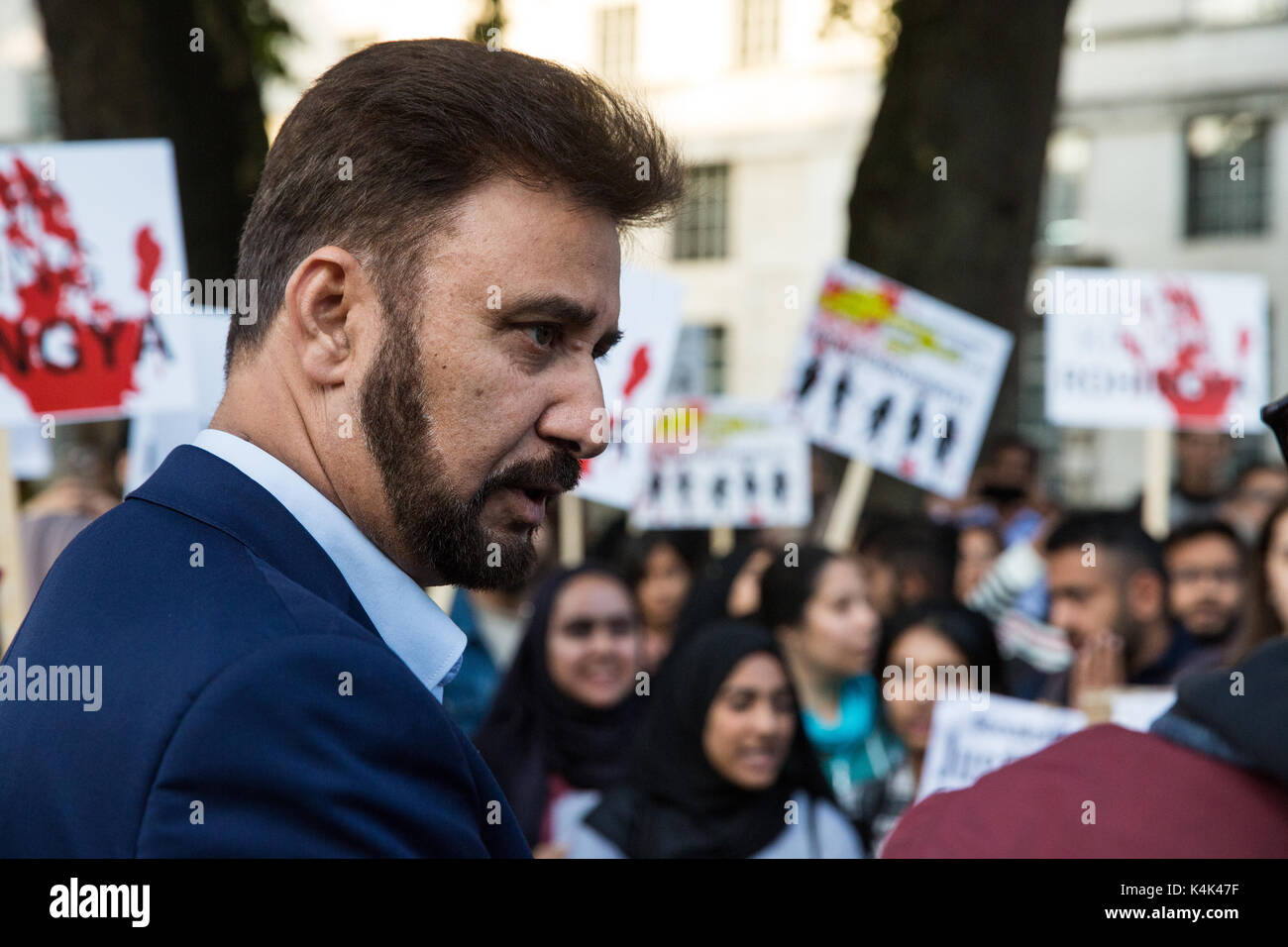 Londra, Regno Unito. 6 Sep, 2017. Afzal Khan, manodopera MP per Manchester Gorton, frequenta un rally di emergenza di fronte a Downing Street destinato a esercitare pressione sul governo britannico di intervenire per impedire l uccisione di persone Rohingya in Myanmar dall esercito e di sollecitare il Bangladesh e India per assistere i rifugiati Rohingyas dal Myanmar. Credito: Mark Kerrison/Alamy Live News Foto Stock