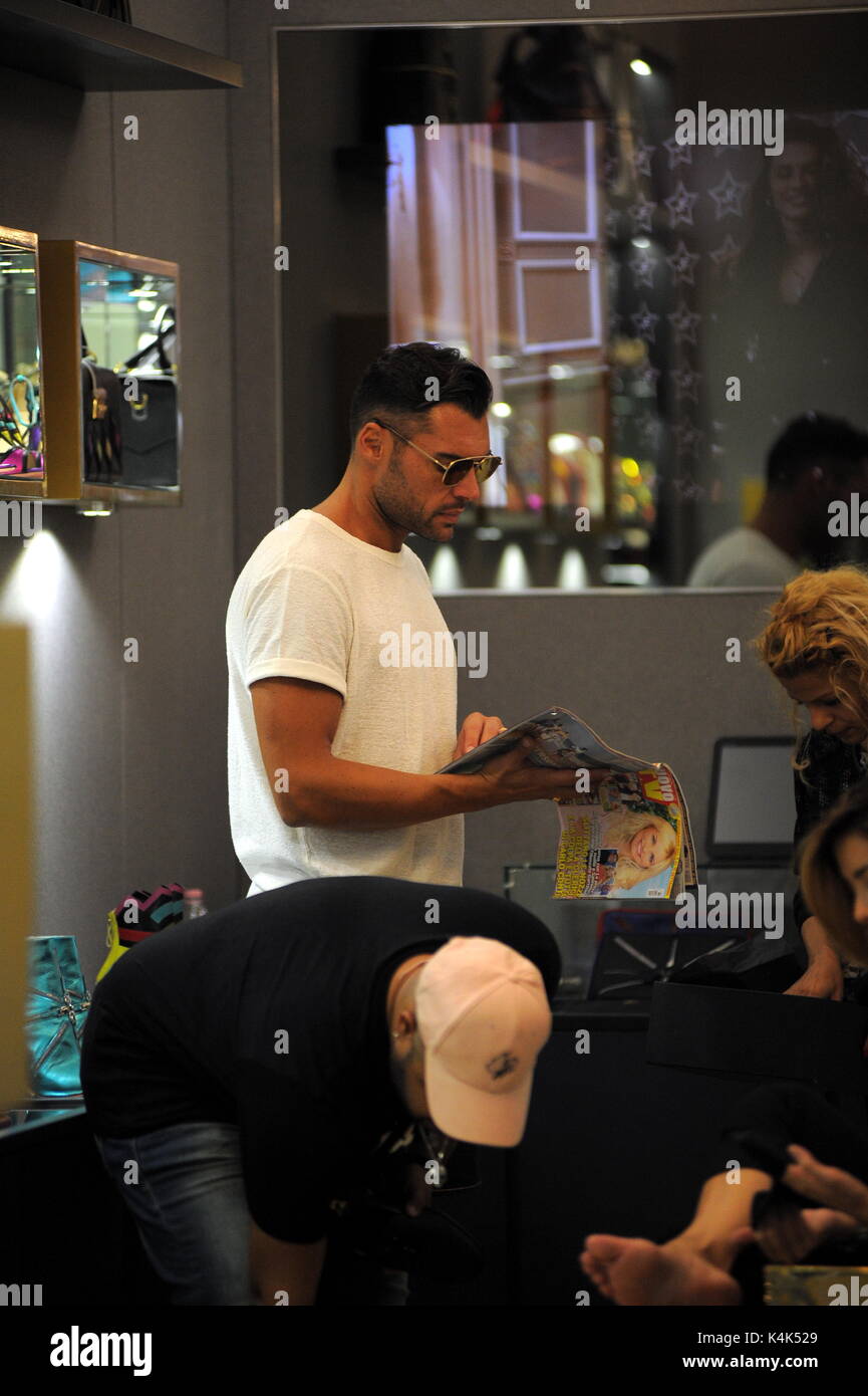 Milano, Aida Yespica ed il fidanzato Giuseppe Lama dello shopping prima che il GF VIP A poche ore dopo la partenza per partecipare al grande fratello VIP, Aida Yespica arriva al centro con il suo fidanzato, il 30-anno-vecchio imprenditore napoletano Giuseppe Lama, detto Geppy, figlio di una famiglia famosa che lavora nel mondo dell'ottica e accompagnato da un amico, andare a fare shopping. Qui essi a piedi in via Montenapoleone, dopo essere stato in Corso Vittorio Emanuele, e aver salutato alcuni amici, inserire Joshua F.'s boutique per comprare le scarpe. Foto Stock