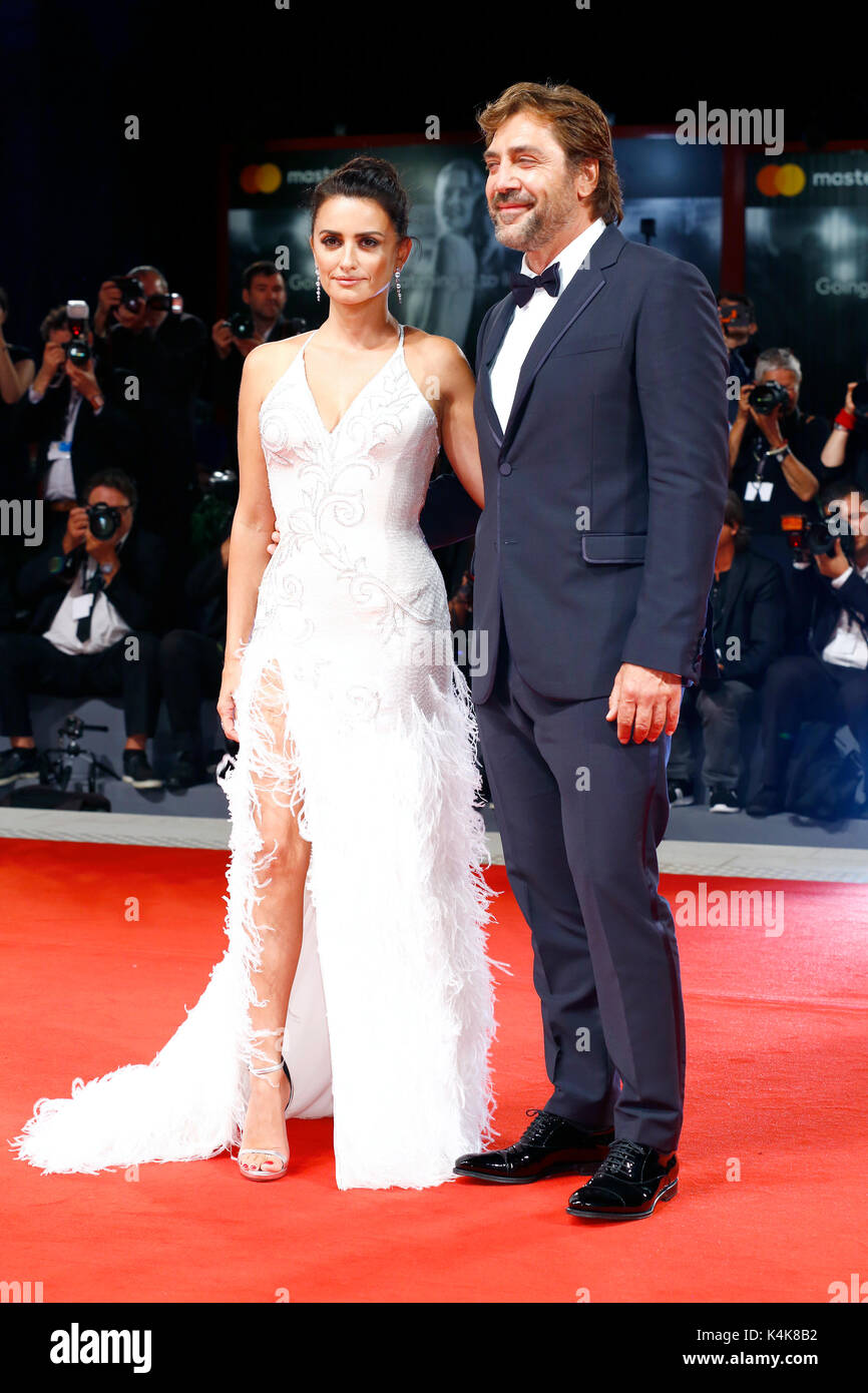 Venezia, Italia. 06 Sep, 2017. Penelope Cruz e Javier Bardem frequentare il 'amante Pablo' premiere durante la 74a Mostra del Cinema di Venezia il 06 settembre 2017 a Venezia, Italia. Credito: Giovanni Rasimus/Media punzone ***Francia, Svezia, Norvegia, Denark, Finlandia, Stati Uniti d'America, Repubblica Ceca, Sud America solo***/Alamy Live News Foto Stock