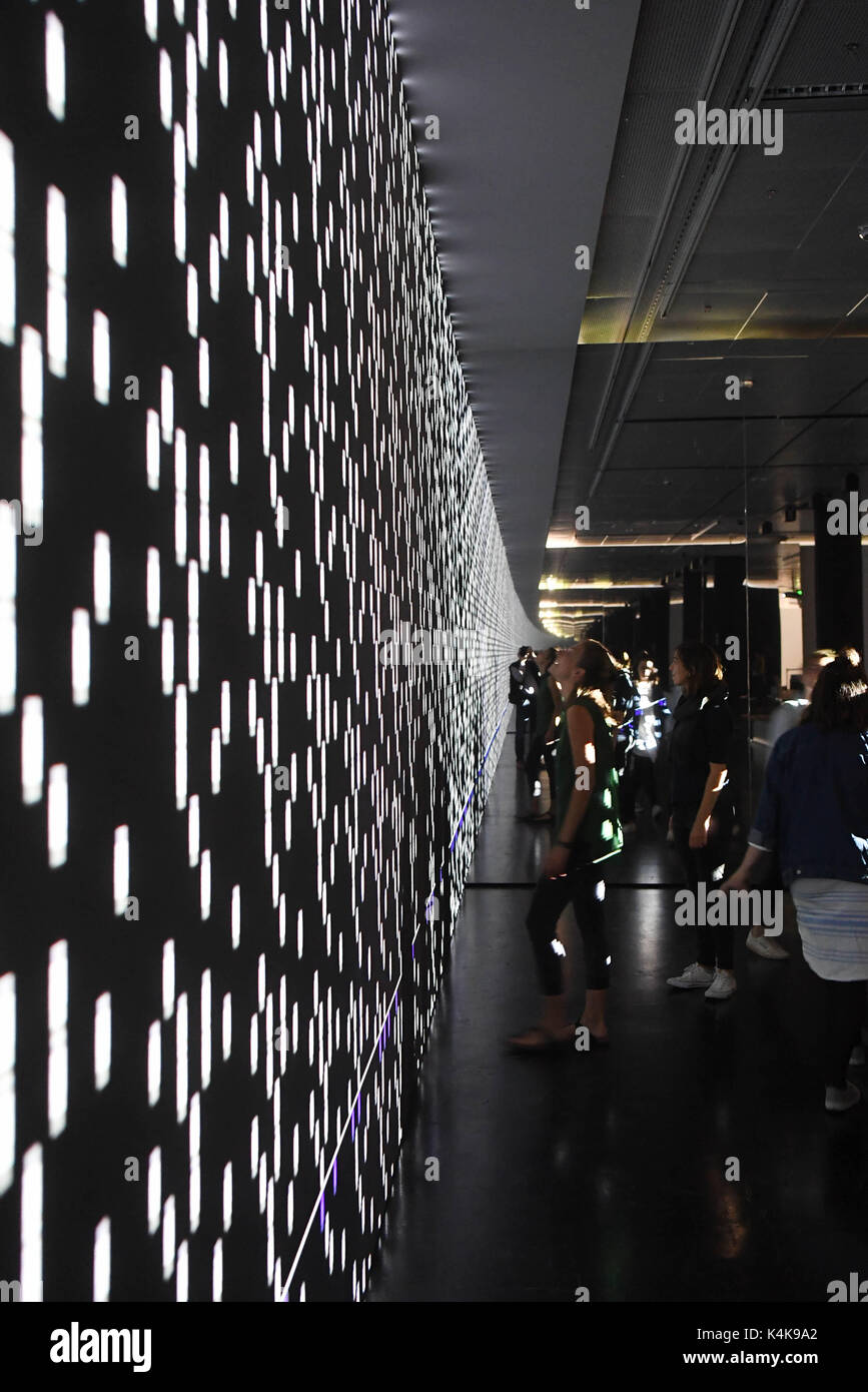 Karlsruhe, Germania. 06 Sep, 2017. L'installazione 'unitape' da Carsten Nicolai a partire dal 2015 è esposta nel centro per le arti e la media () ZKM di Karlsruhe in Germania, 06 settembre 2017. L'installazione è parte della mostra "atumsoria. Il ritorno del Real', che è sul display tra il 09 settembre 2017 e il 18 marzo 2018. Foto: Uli Deck/dpa/Alamy Live News Foto Stock