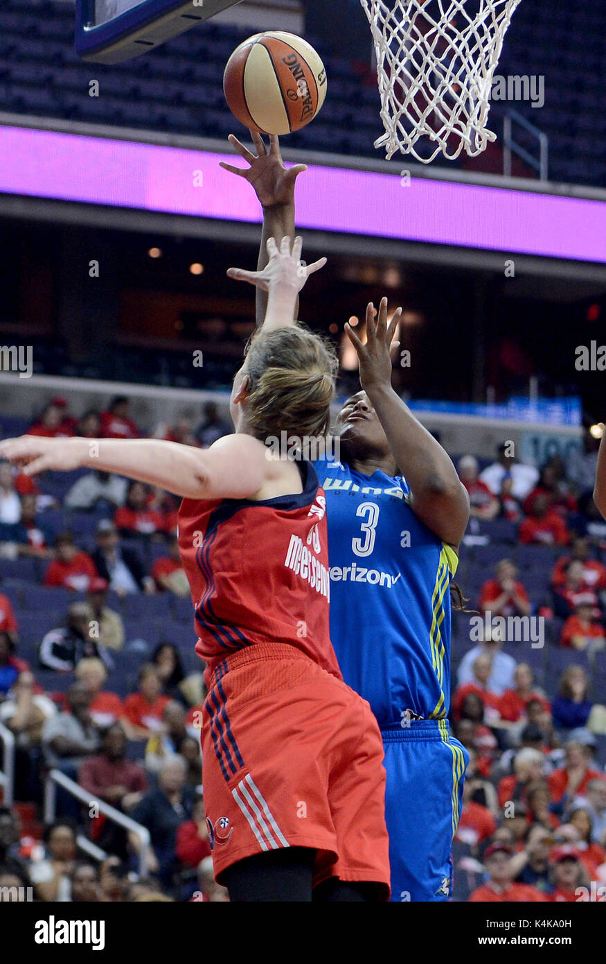 Washington, DC, Stati Uniti d'America. 6 Sep, 2017. 20170906 - Dallas Centro Ali COURTNEY PARIGI (3) punteggi contro Washington Mystics center EMMA MEESSEMAN (33) nella seconda metà del primo round di gioco in WNBA playoffs al capitale una arena a Washington. Credito: Chuck Myers/ZUMA filo/Alamy Live News Foto Stock