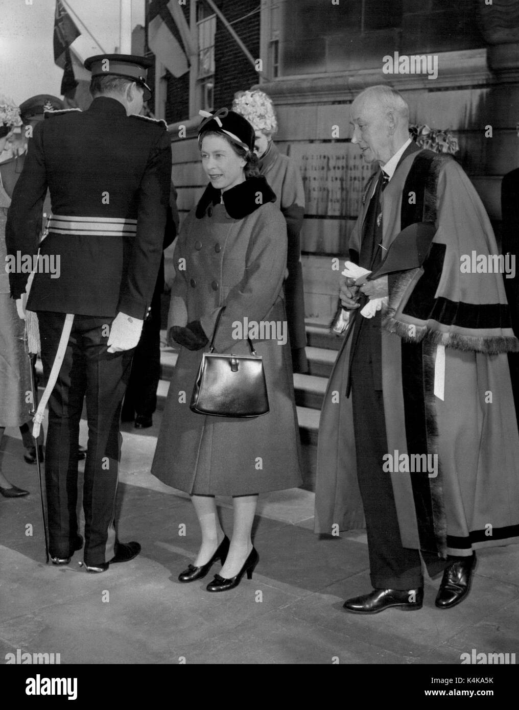 Mar 03, 1961 - La Regina visite Kingston: la Regina Elisabetta II è ricevuto da Lord Hamilton di Dalzell, Sua Maestà il vice-Tenente per la contea di Surrey, come lei arriva al Guildhall durante la sua visita al Royal Borough di Kingston upon Thames, Surrey oggi, marzo 24. a destra è assessore E.C. Levett, chi deputised per il sindaco di oggi. (Credito Immagine: © Keystone Press Agency/Keystone USA via ZUMAPRESS.com) Foto Stock