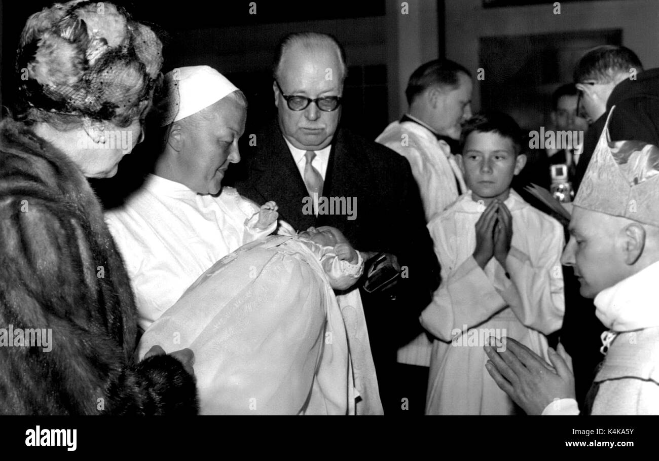 Ottobre 10, 1960 - nipote del principe Xavier de Bourbon Parme Christined: il battesimo del principe Eduard Saverio, Granson del principe Xavier de Bourbon Parme, si è svolta presso la Cappella della Medaglia Miracolosa, Parigi, questo pomeriggio. La foto mostra che circonda l'infermiera tenendo il bambino sono Princess Xavier de Bourbon Parme, la madrina, e il Principe Ferdinando de Lobkowicz, padrino. (Credito Immagine: © Keystone Press Agency/Keystone USA via ZUMAPRESS.com) Foto Stock