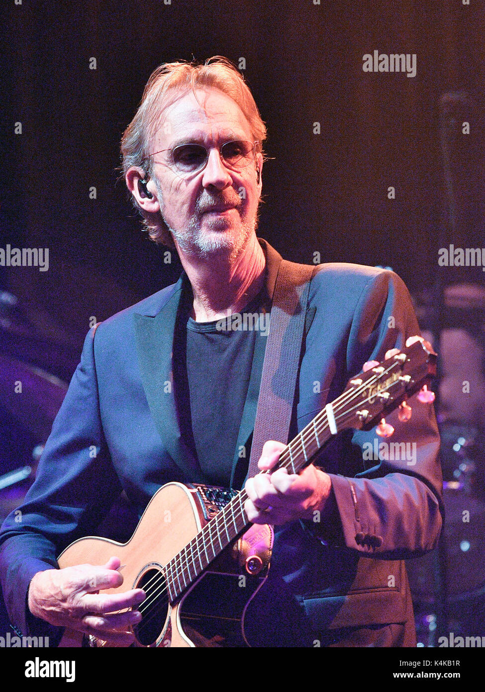 Praga, Repubblica Ceca. 06 Sep, 2017. Ex membro Genesis Mike Rutherford suona con la banda di meccanica a Praga la lucerna Hall, Repubblica Ceca, mercoledì 6 settembre 2017. Credito: Michal Dolezal/CTK foto/Alamy Live News Foto Stock