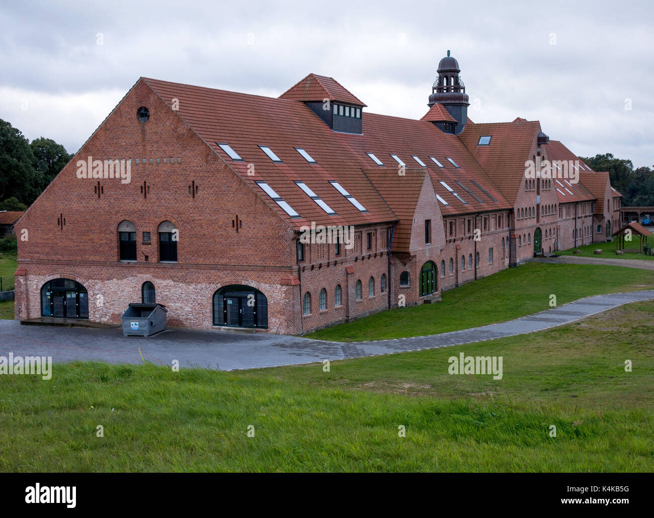 Duessin, Germania. 6 Sep, 2017. Una vista dell'officina del vegano Tedesco sports produttore di scarpe Lunge in Duessin, Germania, 6 settembre 2017. La Hamburg-impresa fondata, che è stato istituito nel 1913, è stata la produzione dei formatori in un convertito vacca qui stabile per oltre un decennio. La società impiega attualmente una trentina di lavoratori nelle sue Duessin workshop. Foto: Jens Büttner/dpa-Zentralbild/ZB/dpa/Alamy Live News Foto Stock