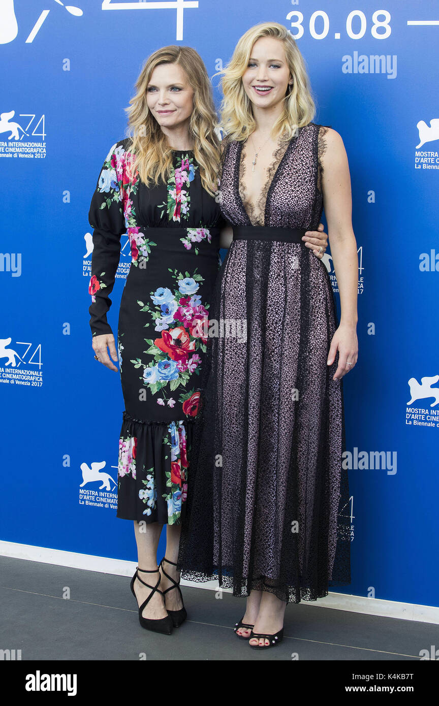 Venezia, Italien. 05 Sep, 2017. Michelle Pfeiffer e Jennifer Lawrence durante il 'Maltri!' photocall a 74a Venice International Film Festival presso il Palazzo del Casinò su Settembre 05, 2017 a Venezia, Italia | Verwendung weltweit/picture alliance Credit: dpa/Alamy Live News Foto Stock