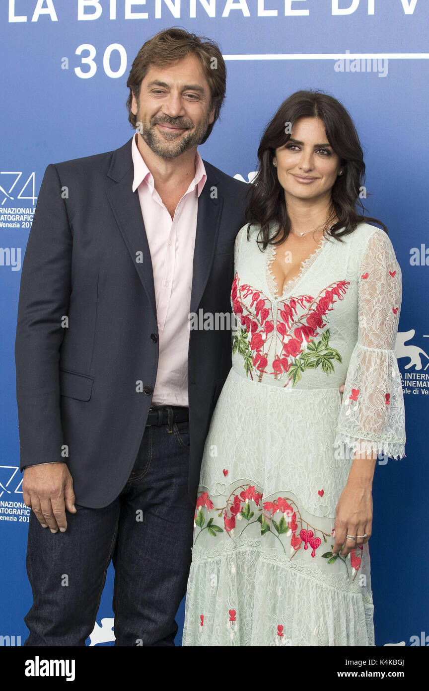 Venezia, Italien. 06 Sep, 2017. Javier Bardem e la moglie Penelope Cruz durante il 'amante Pablo' photocall a 74a Venice International Film Festival presso il Palazzo del Casinò su Settembre 06, 2017 a Venezia, Italia | Verwendung weltweit/picture alliance Credit: dpa/Alamy Live News Foto Stock