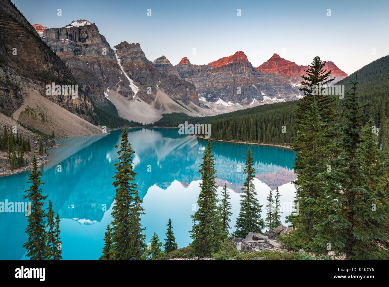 Il Moraine Lake, Atmosfera mattutina, Valle dei dieci picchi, Canadian Rocky Mountains, il parco nazionale di Banff, Alberta, Canada Foto Stock