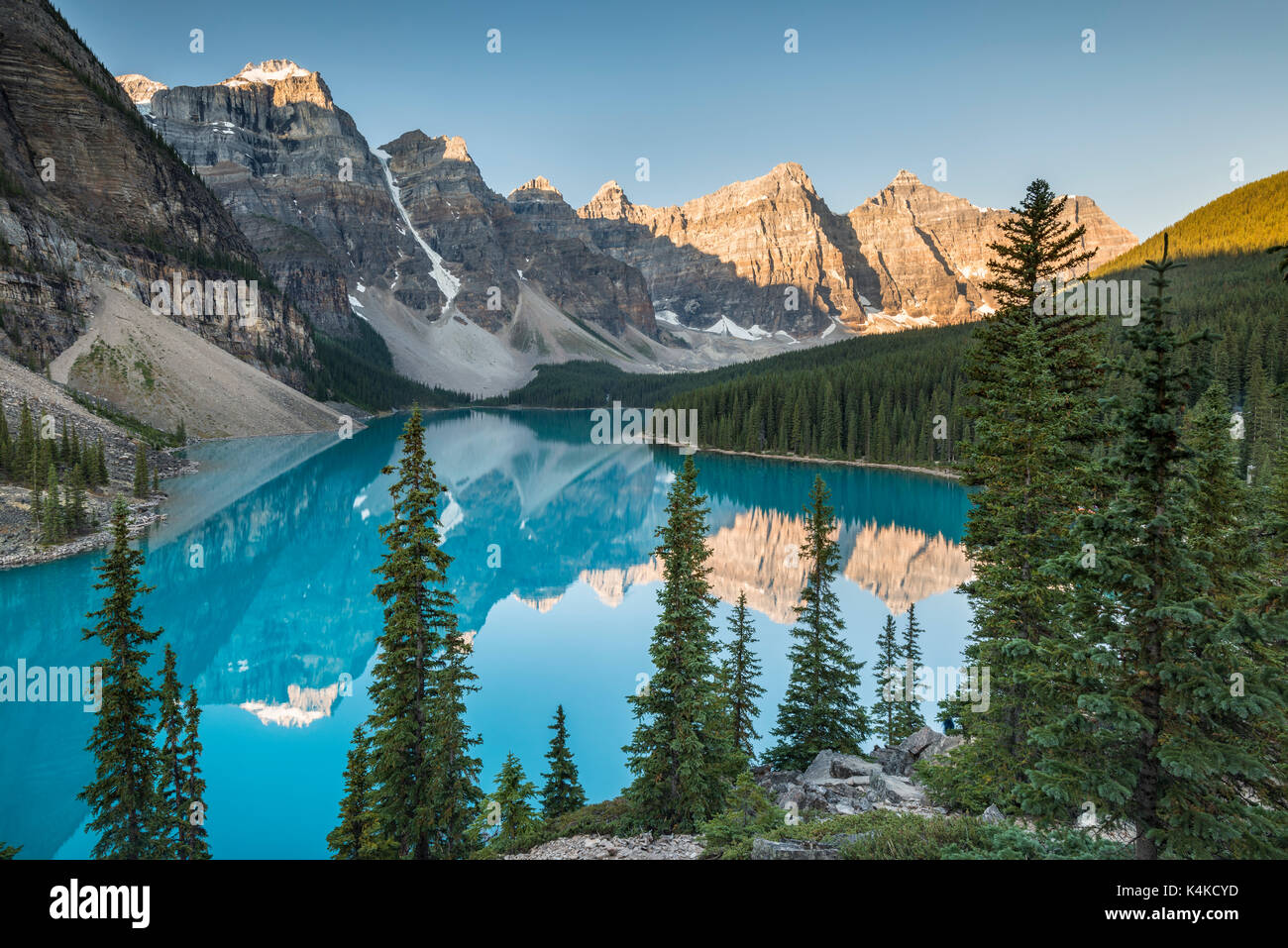 Il Moraine Lake, Valle dei dieci picchi, Canadian Rocky Mountains, il parco nazionale di Banff, Alberta, Canada Foto Stock
