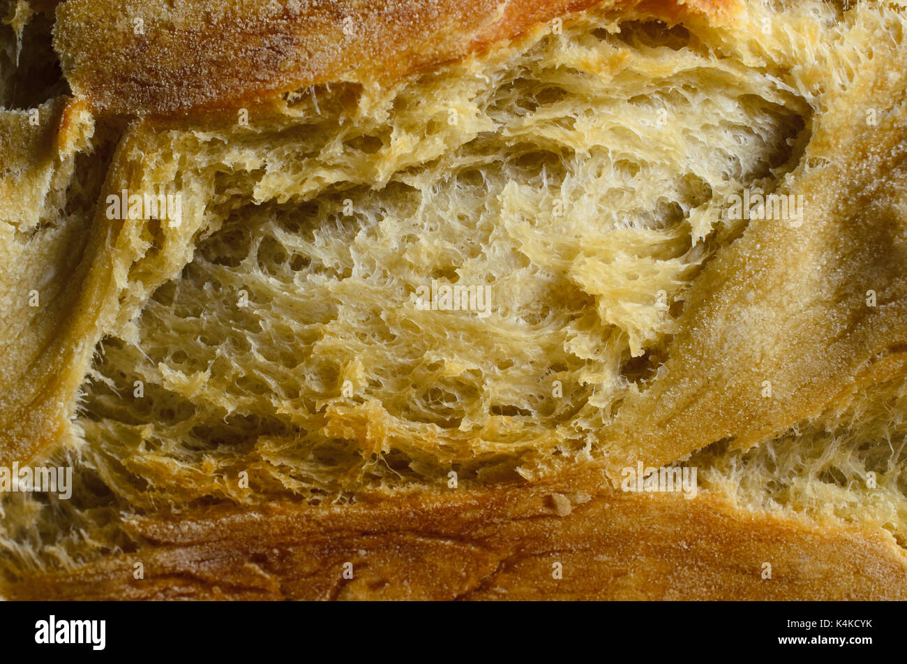 Close up (macro) della crosta rotto su un pane di casa cotto il pane bianco. Foto Stock