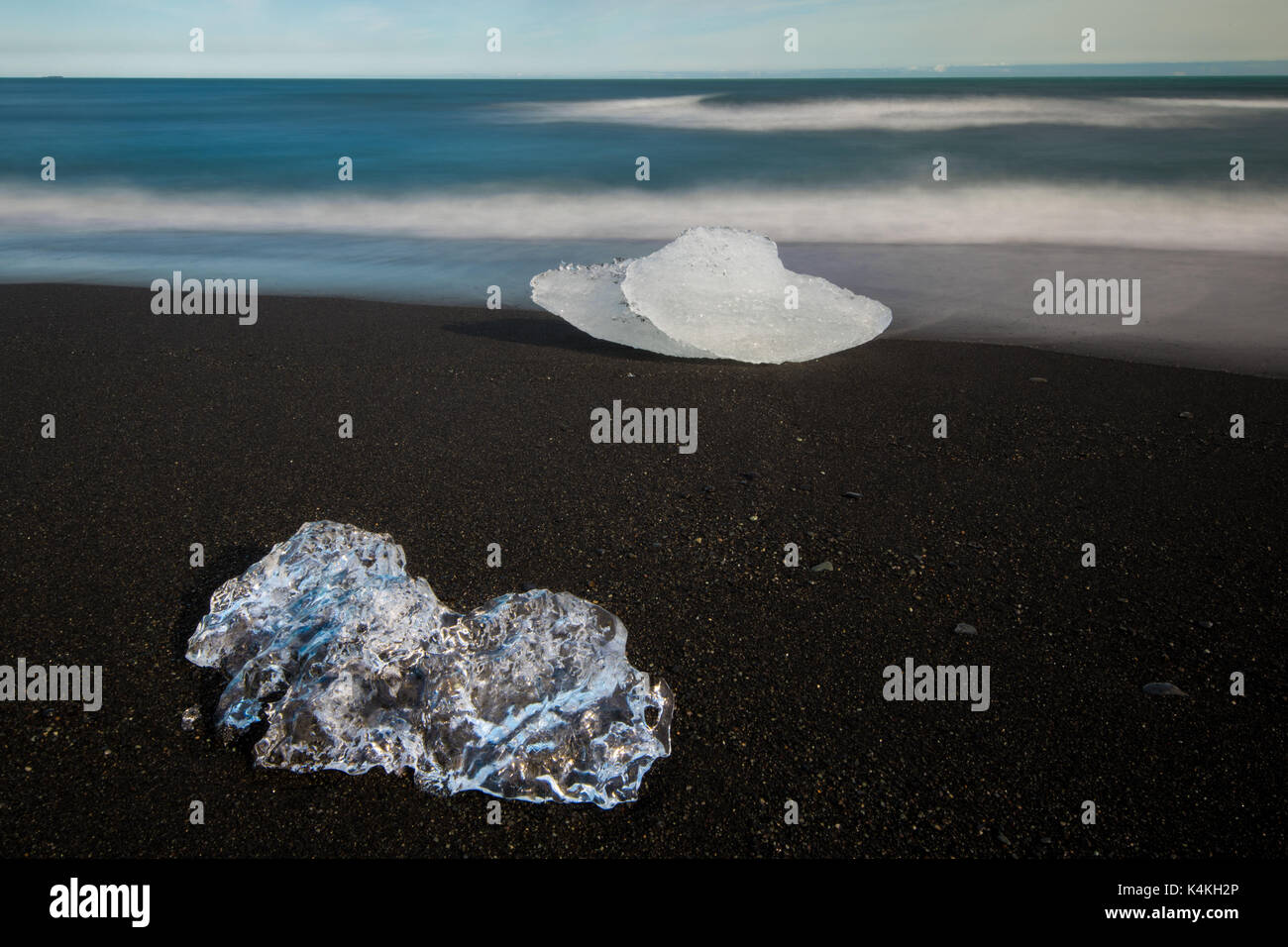Famosa spiaggia di Diamante, noto anche come spiaggia di ghiaccio, a Jökulsárlón. Foto Stock
