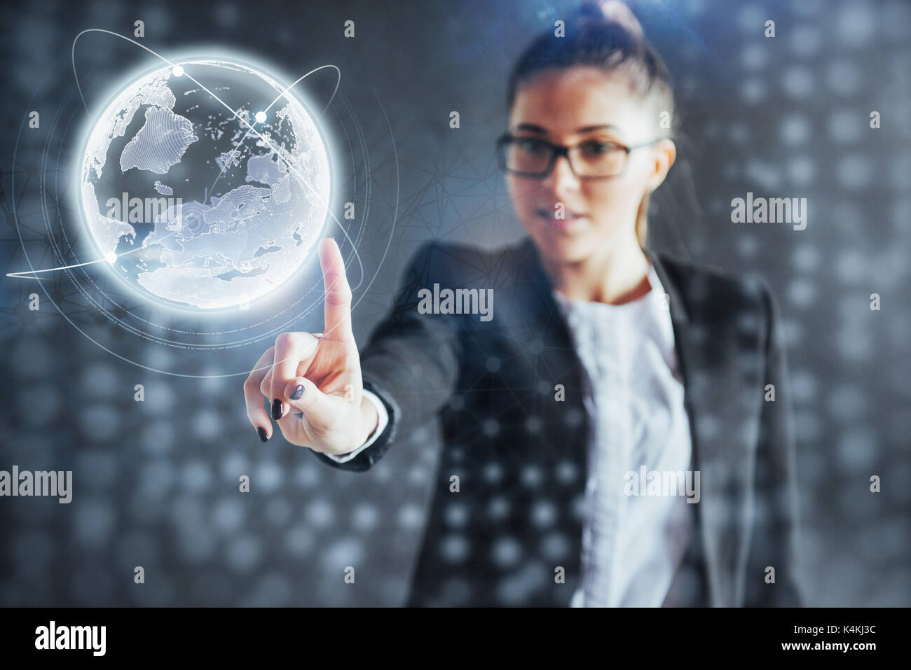 Le moderne tecnologie, di Internet e del concetto di rete - uomo in business vestiti, preme il pulsante Foto Stock