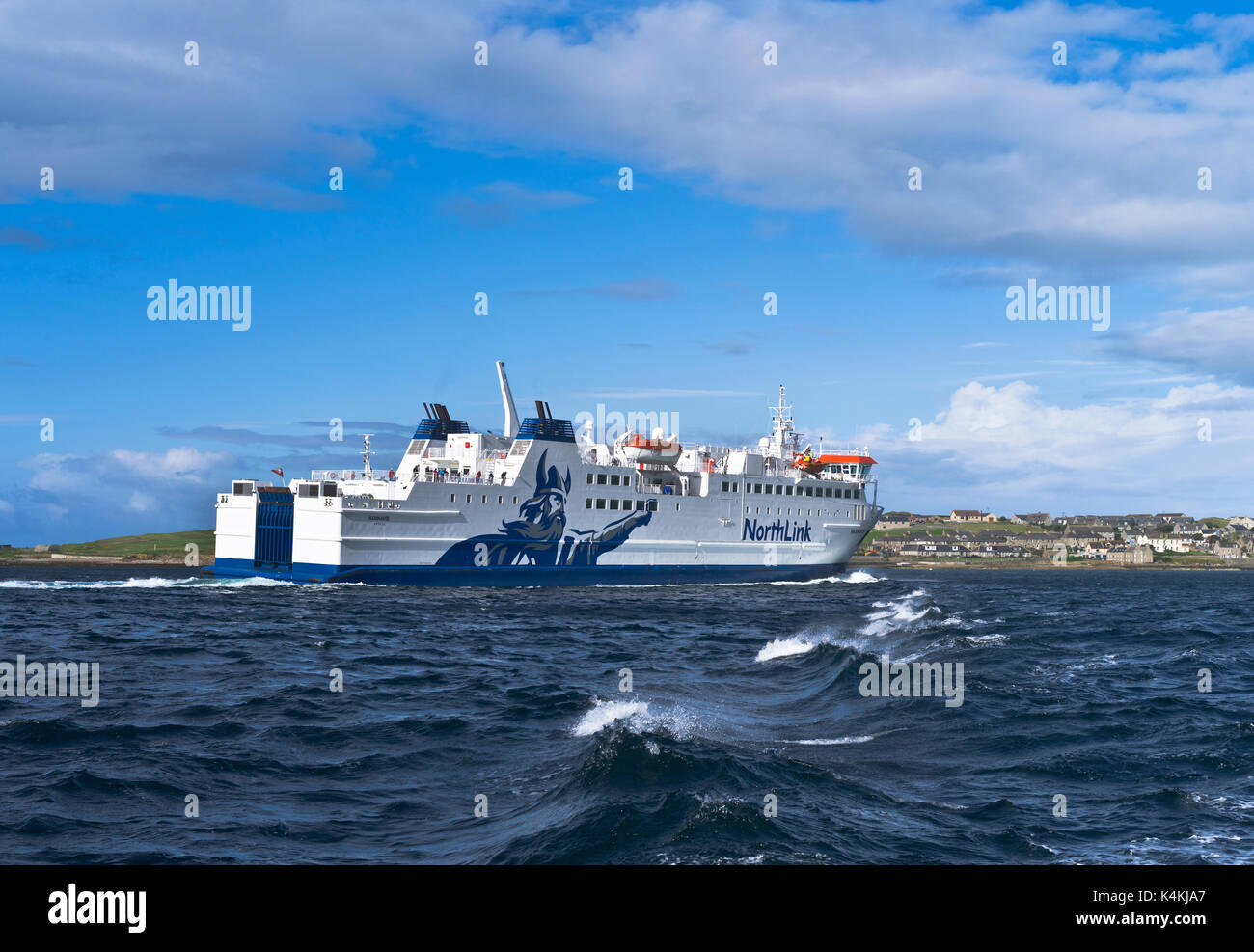 Dh MV Hamnavoe NORTHLINK ORKNEY scozzese traghetto Serco arrivare Traghetti Stromness Scozia in barca a vela ro ro ru Foto Stock