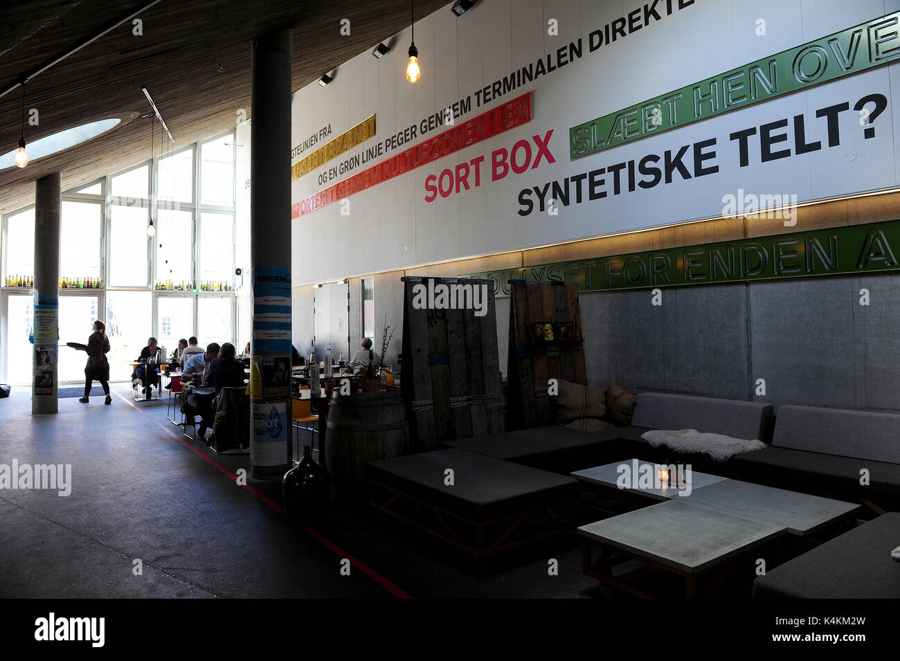 Il cafe in Godsbanen, un centro per la produzione culturale ad Aarhus in Danimarca. Foto Stock