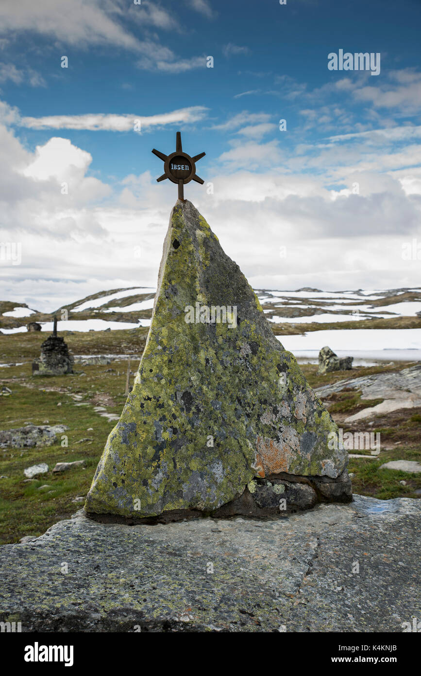 Cumuli di pietre come un monumento sulla strada 55 dove l'uomo con i cavalli sono morti per congelamento morti quando attraversano questa moutains nel 1862 Foto Stock