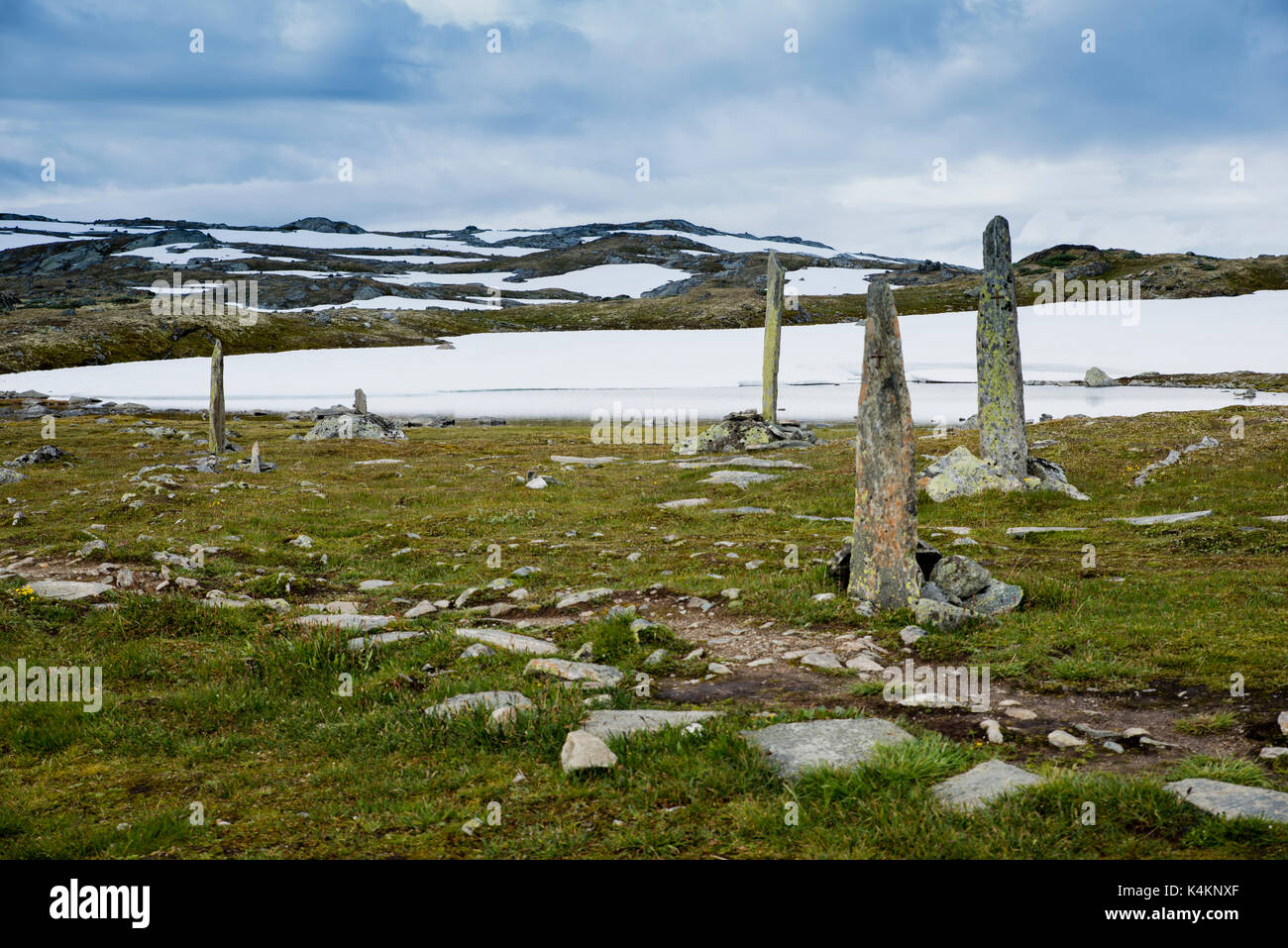 Cumuli di pietre come un monumento sulla strada 55 dove l'uomo con i cavalli sono morti per congelamento morti quando attraversano questa moutains nel 1862 Foto Stock