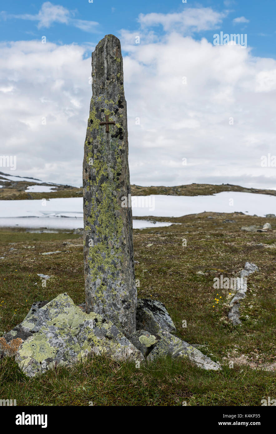 Cumuli di pietre come un monumento sulla strada 55 dove l'uomo con i cavalli sono morti per congelamento morti quando attraversano questa moutains nel 1862 Foto Stock