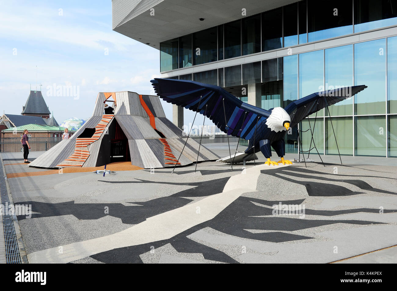 Un parco giochi esterno Dokk1, una nuova cultura e casa multimediale ad Aarhus in Danimarca. Foto Stock