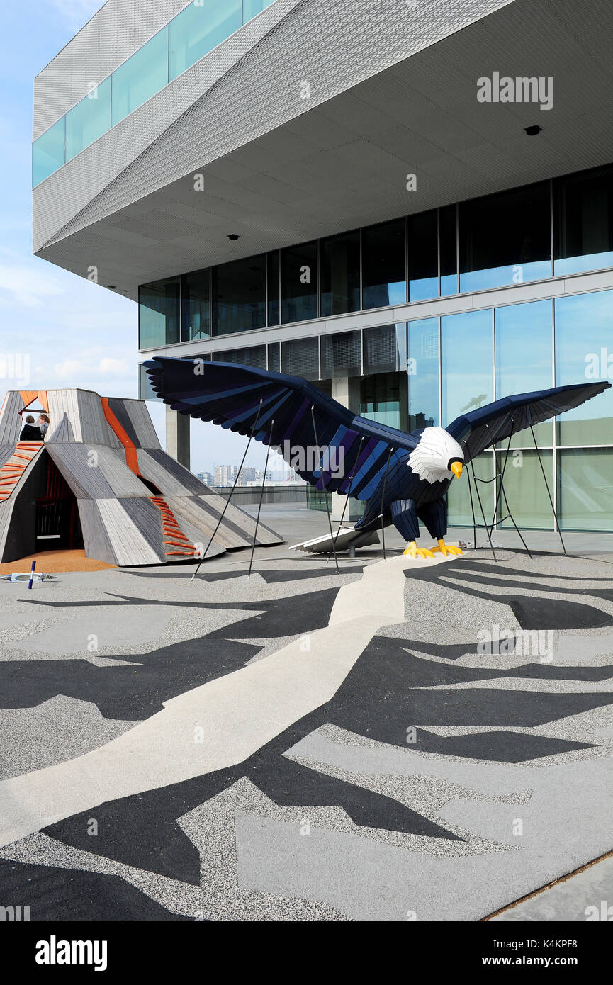 Un parco giochi esterno Dokk1, una nuova cultura e casa multimediale ad Aarhus in Danimarca. Foto Stock