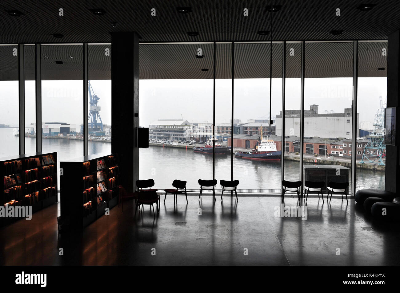 Vista di Aarhus' waterfront dalla libreria all'interno Dokk1, una nuova cultura e casa multimediale ad Aarhus in Danimarca. Foto Stock