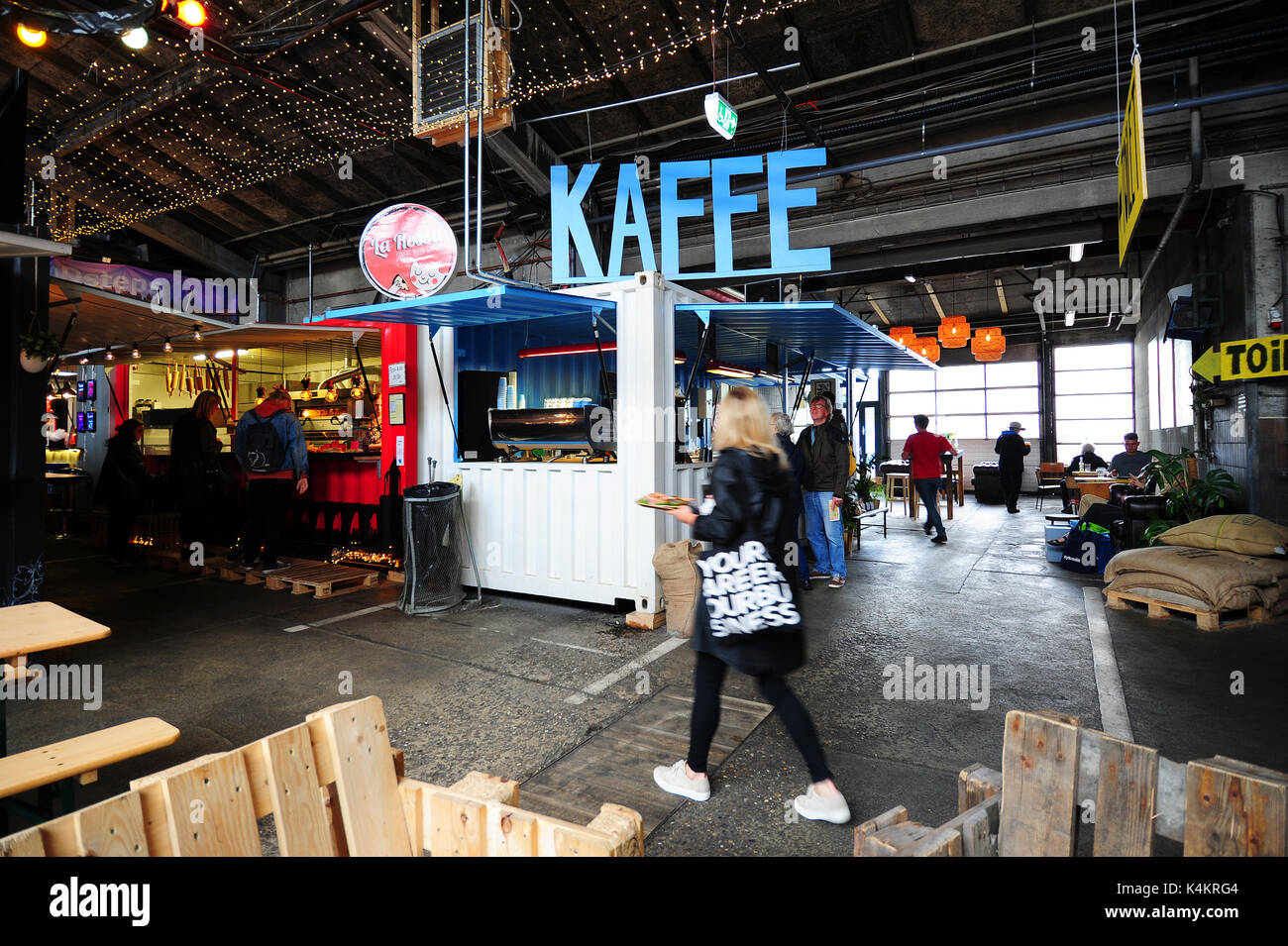 Una bancarella vendendo caffè a Aarhus street food, una permanente street market alimentare ad Aarhus, Danimarca. Foto Stock