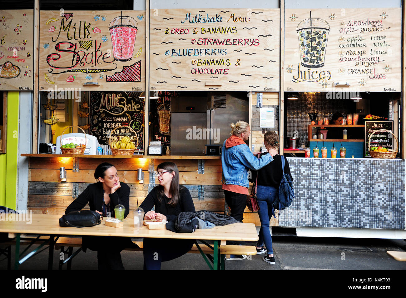 Una bancarella vendendo i succhi di frutta e frullati a Aarhus street food, una permanente street market alimentare ad Aarhus, Danimarca. Aarhus street market alimentare dà la gente del posto Foto Stock