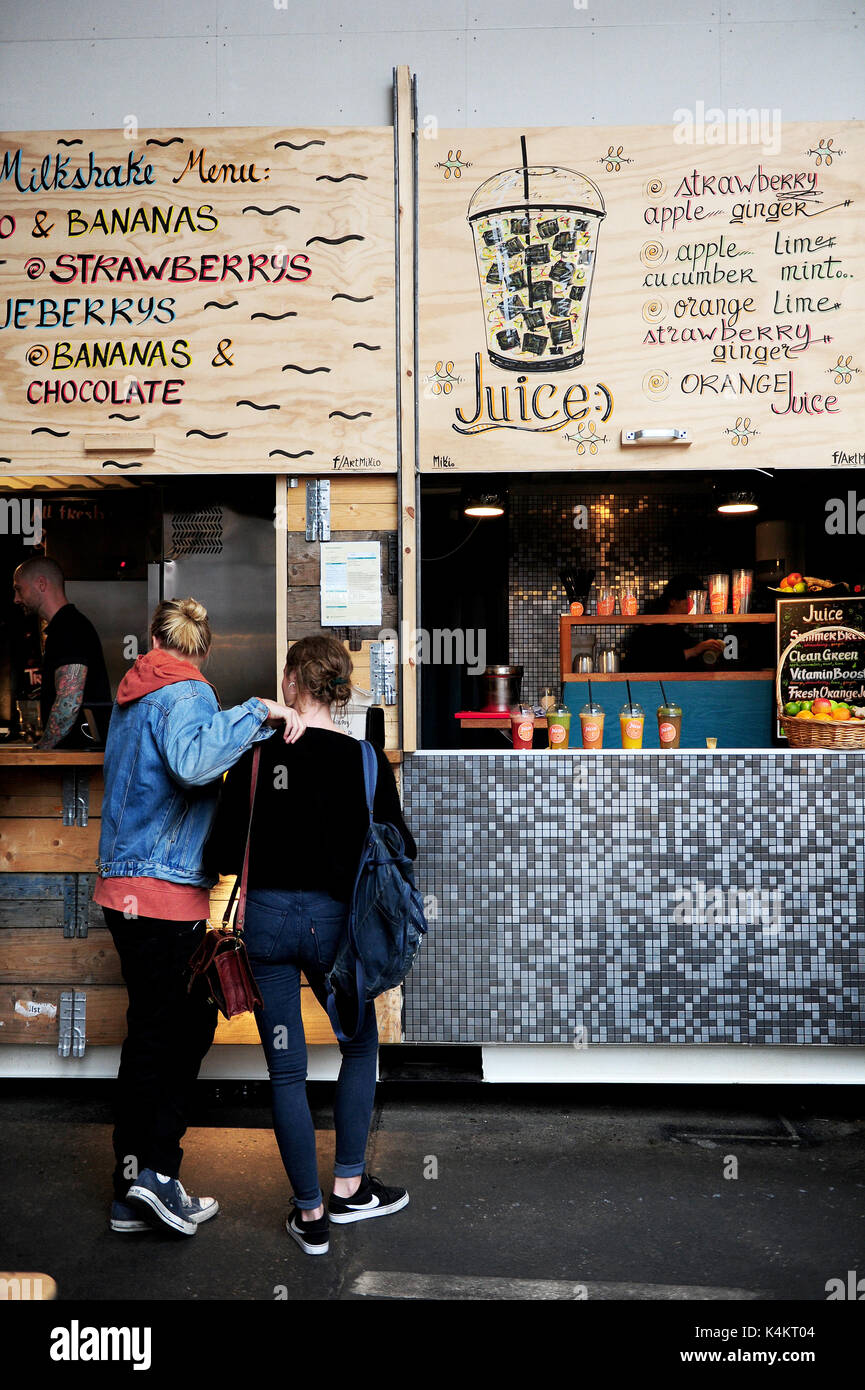 Una bancarella vendendo i succhi di frutta e frullati a Aarhus street food, una permanente street market alimentare ad Aarhus, Danimarca. Foto Stock