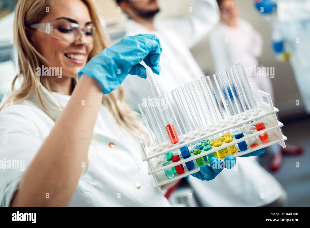 Attraente studente di lavorazione chimica in laboratorio Foto Stock